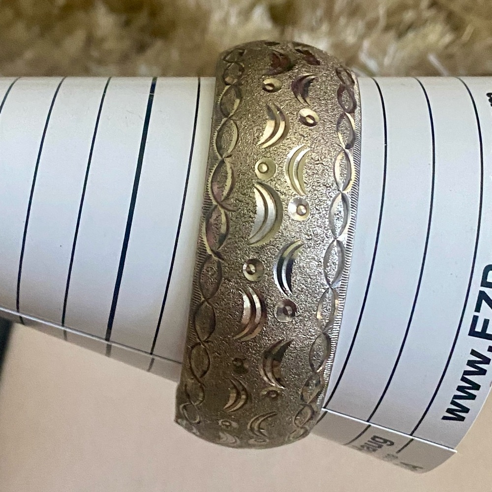 Vintage Silver Tone Etched Bangle Bracelet - Picture 9 of 10